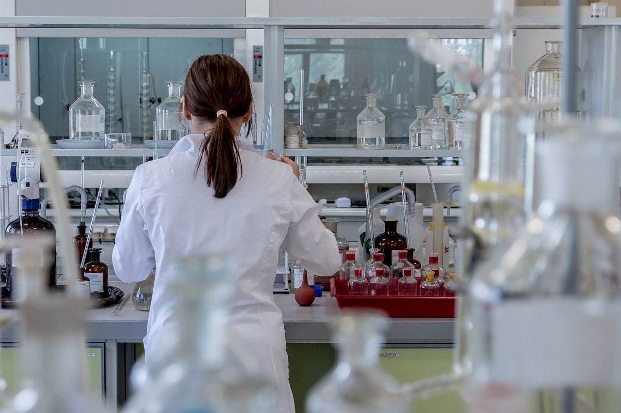 laboratory-2815641_1280 investigator site selection can be improved with AI